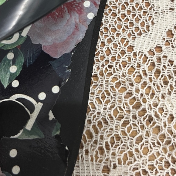 BeBe Flip Flops . New. Floral with Rhinestone Logo. Size 9. - Picture 2 of 4